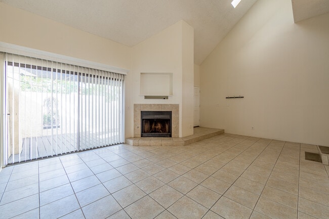 5467 E Centralia St in Long Beach, CA - Building Photo - Building Photo