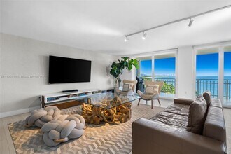 600 Grapetree Dr in Key Biscayne, FL - Building Photo - Building Photo