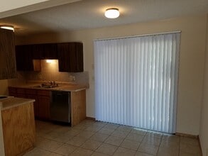 4836 E Funston St in Wichita, KS - Foto de edificio - Building Photo