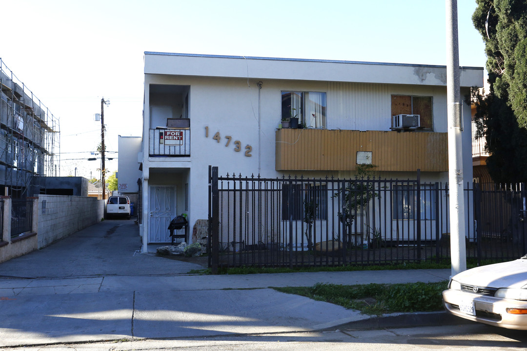 14732 Erwin St in Van Nuys, CA - Building Photo