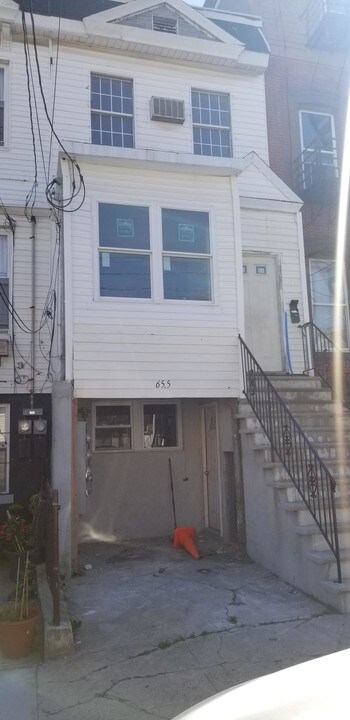 65 Atlantic St in Jersey City, NJ - Building Photo