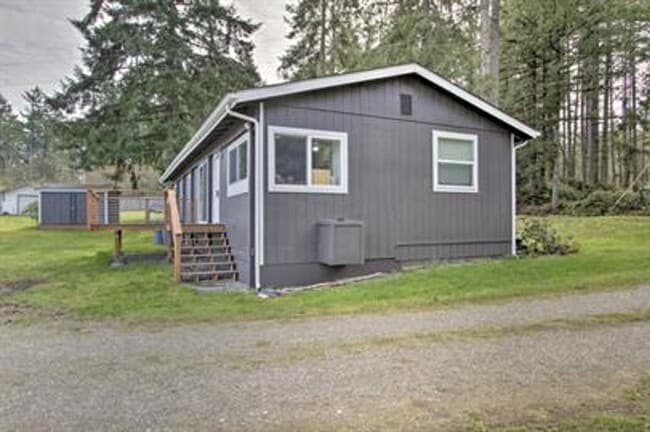 8417 Penny Ln in Anderson Island, WA - Building Photo - Building Photo