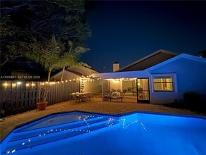 575 Lakeside Cir in Sunrise, FL - Building Photo - Building Photo