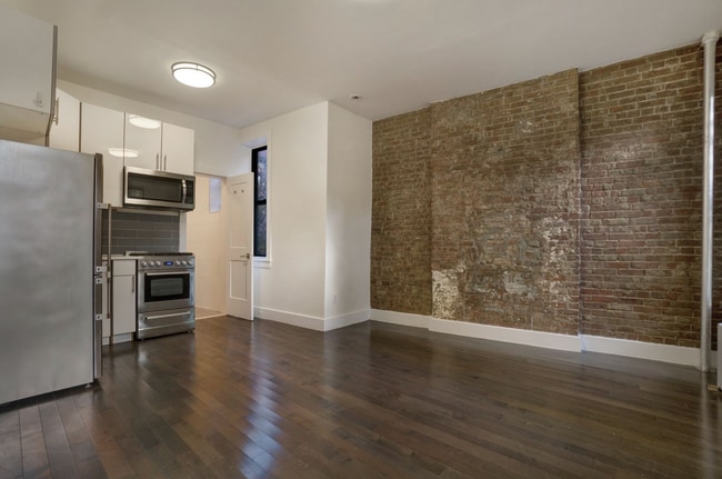 66 E 1st St, Unit 2A in New York, NY - Foto de edificio - Building Photo
