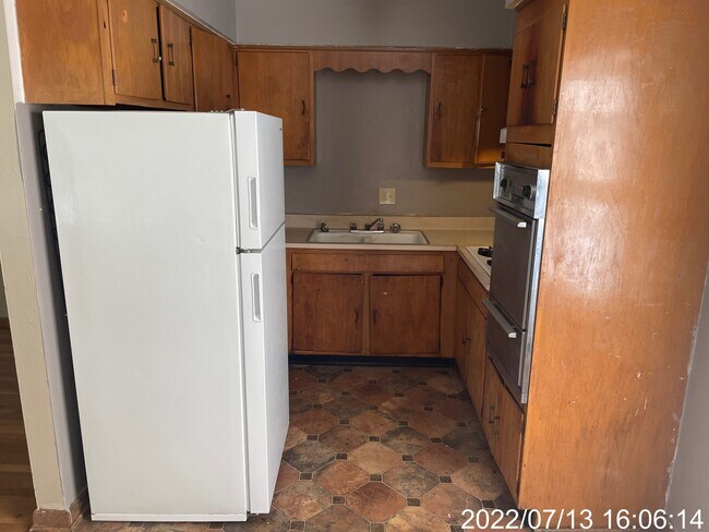 8711 W Villard Ave in Milwaukee, WI - Foto de edificio - Building Photo