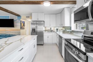 2020 Lake Osborne Dr in Lake Worth Beach, FL - Building Photo - Building Photo