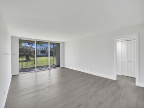 3700 Oaks Clubhouse Dr in Pompano Beach, FL - Building Photo - Building Photo