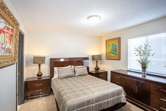 Magnolia Lake Apartments in Wichita, KS - Building Photo - Interior Photo