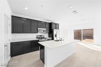 3822 Cliff Meadow Ct in Las Vegas, NV - Building Photo - Building Photo