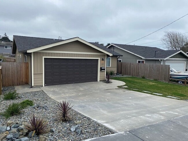 1105 McCullens Ave in Eureka, CA - Building Photo - Building Photo