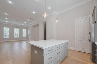 9518 London Bridge Station in Houston, TX - Building Photo - Building Photo
