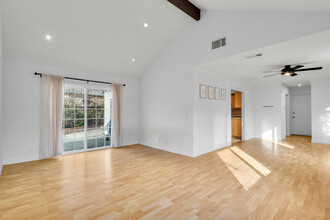 10939 Floralita Ave in Sunland, CA - Building Photo - Building Photo