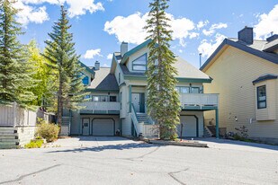 1000 Cougar Creek Dr in Canmore, AB - Building Photo