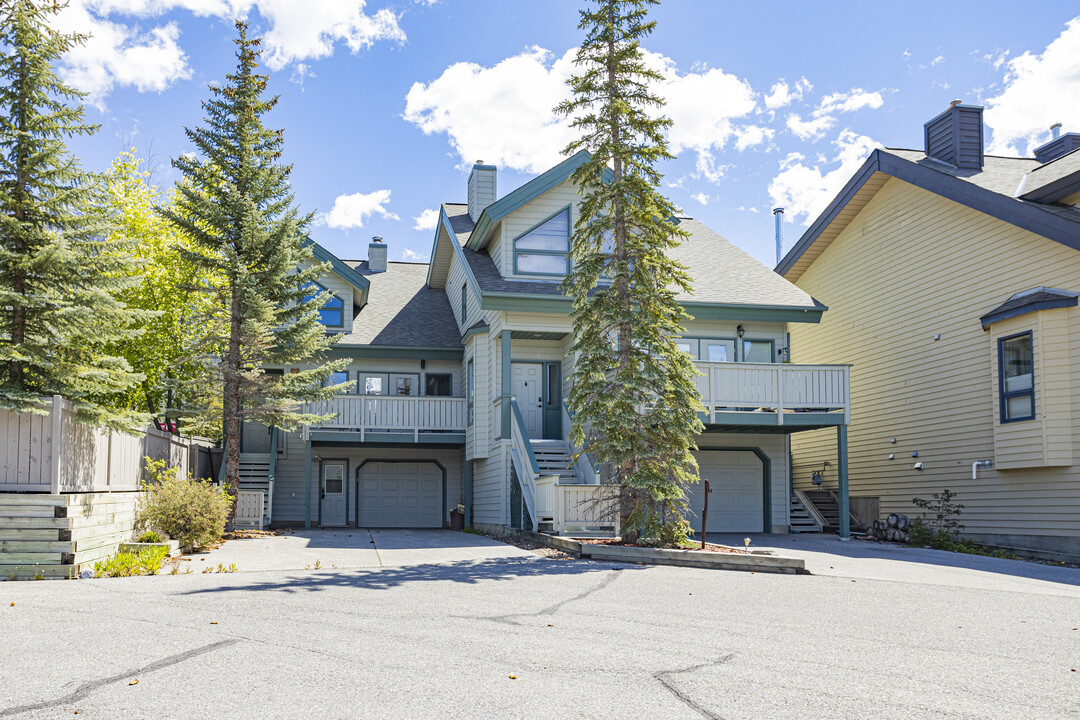 1000 Cougar Creek Dr in Canmore, AB - Building Photo