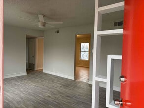 106 Galaxy Dr in San Antonio, TX - Foto de edificio - Building Photo