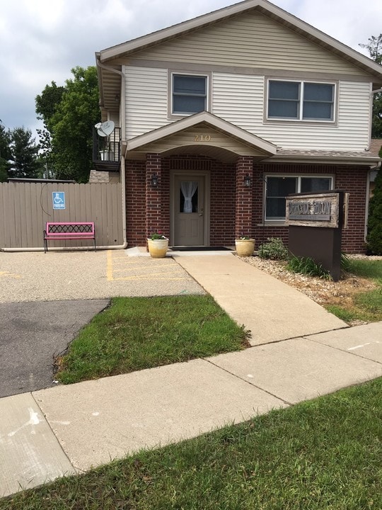 210 E Verona Ave, Unit D in Verona, WI - Foto de edificio