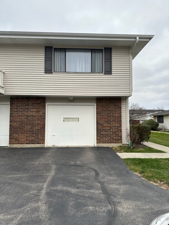 1315 Yarmouth Ct in Schaumburg, IL - Building Photo