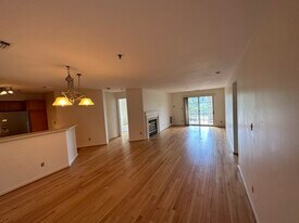 1100 Quaker Hill Dr, Unit 216 in Alexandria, VA - Building Photo