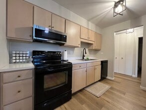 1405 E Central Rd in Arlington Heights, IL - Building Photo - Building Photo