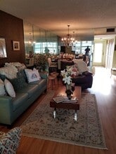 8301 Sands Point Blvd in Tamarac, FL - Foto de edificio - Building Photo