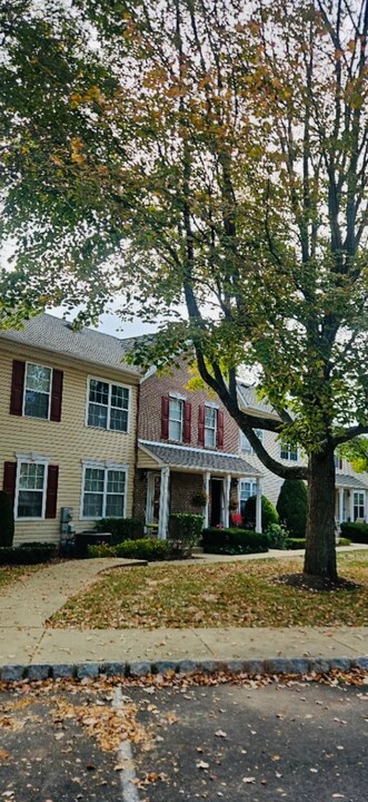 3913 Captain Molly Cir in Doylestown, PA - Foto de edificio