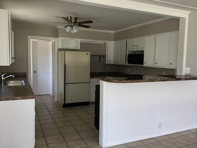 565 E Chadwick Dr-Unit -4-badrooms, 2-bath in Muskegon, MI - Building Photo - Building Photo