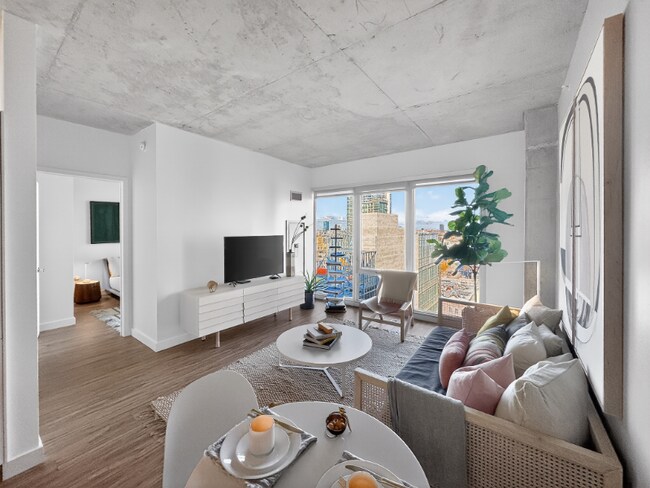 167 N Desplaines St, Unit 611 in Chicago, IL - Foto de edificio - Building Photo