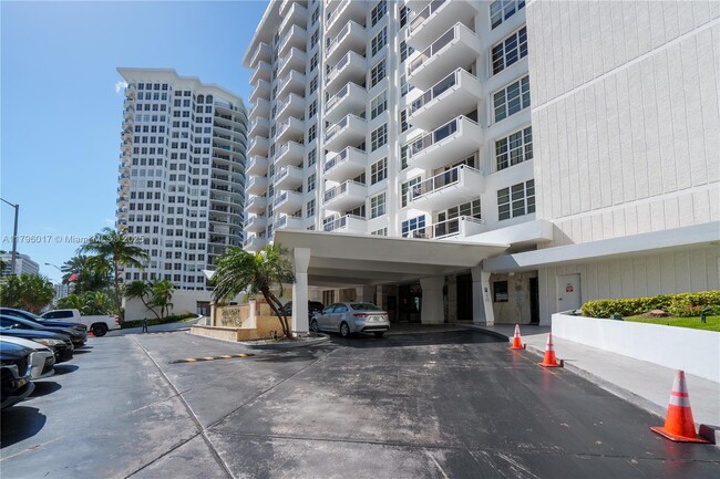 5700 Collins Ave in Miami Beach, FL - Building Photo - Building Photo