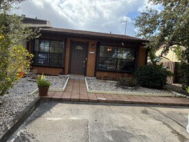 10360 W Cypress Ct in Pembroke Pines, FL - Building Photo