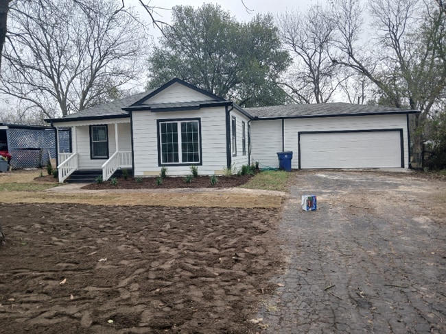 1110 Commerce Dr in Greenville, TX - Foto de edificio - Building Photo