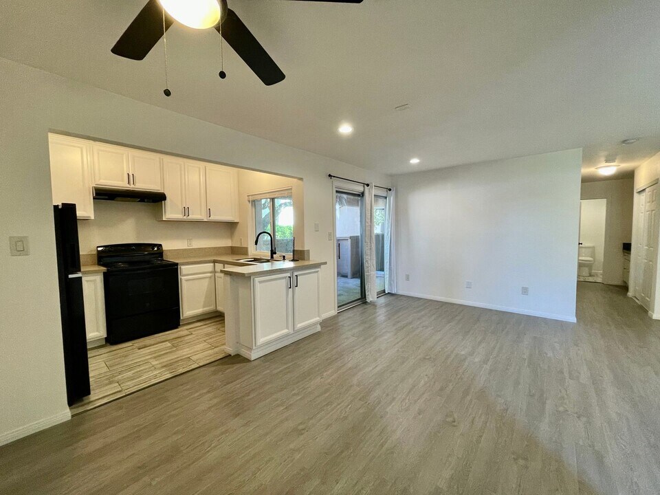 3250 Ashford St in San Diego, CA - Building Photo