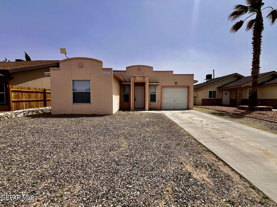 2228 Tierra De Paz Way in El Paso, TX - Building Photo