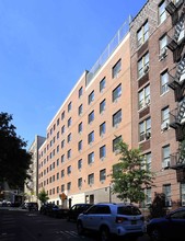 2401 Marion Ave in Bronx, NY - Foto de edificio - Building Photo