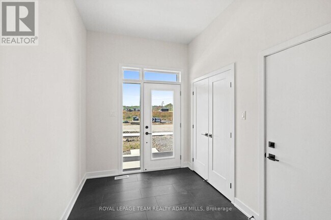 1035 Moore St in Brockville, ON - Building Photo - Building Photo