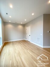 1050 W Cornelia Ave in Chicago, IL - Building Photo - Building Photo