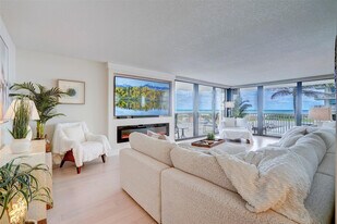 5480 N Ocean Dr in Riviera Beach, FL - Building Photo