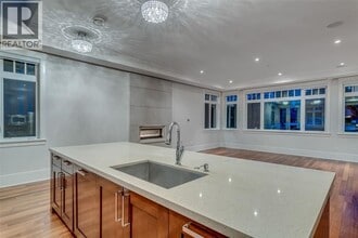 834 17th St in West Vancouver, BC - Building Photo - Building Photo