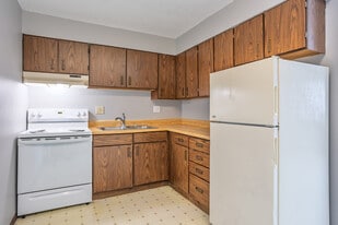 Robinwood Apartments in Hiawatha, IA - Building Photo