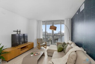 2602 E Hallandale Beach Blvd in Hallandale Beach, FL - Building Photo - Building Photo