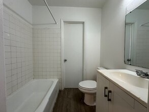 1815 McKnight Mill Rd, Unit 1815-B in Greensboro, NC - Building Photo - Building Photo