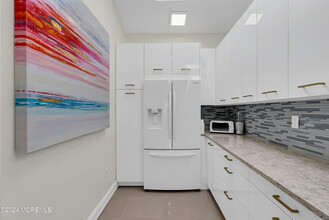 215 W Morgan Ave in Deal, NJ - Foto de edificio - Building Photo