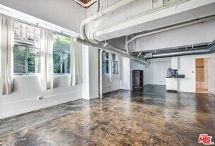 215 W 7th St in Los Angeles, CA - Building Photo