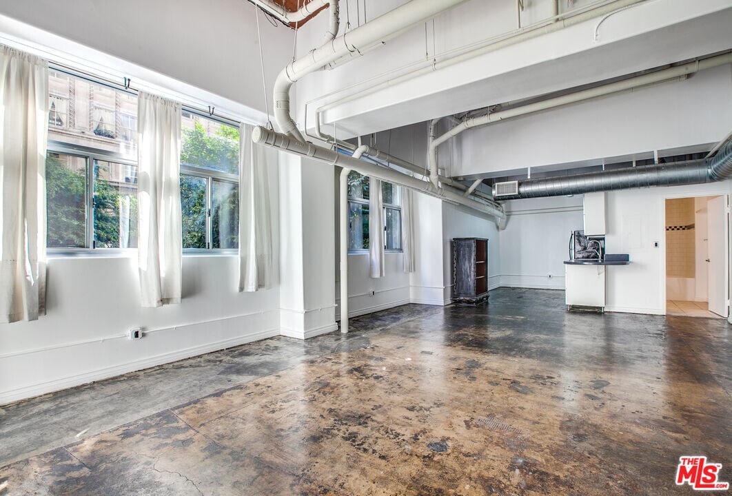 215 W 7th St in Los Angeles, CA - Building Photo