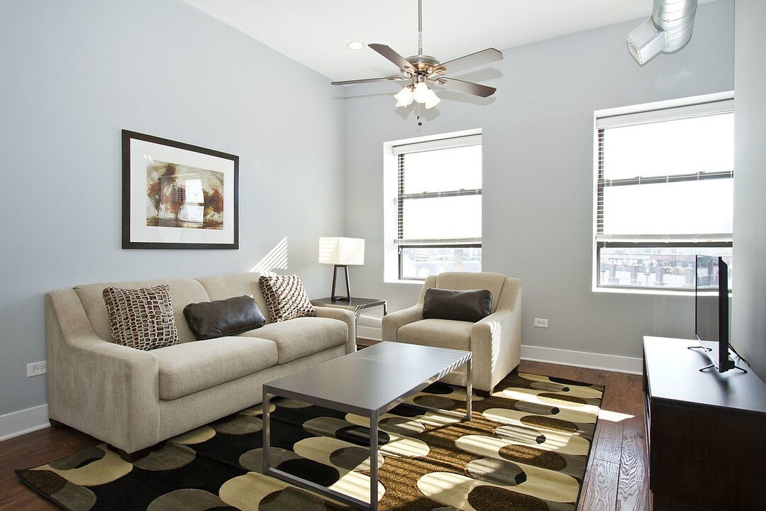 709 N Milwaukee Ave, Unit 4F in Chicago, IL - Building Photo