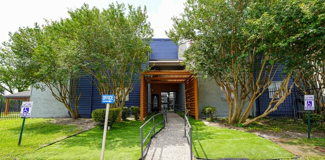 Trenton Place in Houston, TX - Building Photo - Building Photo