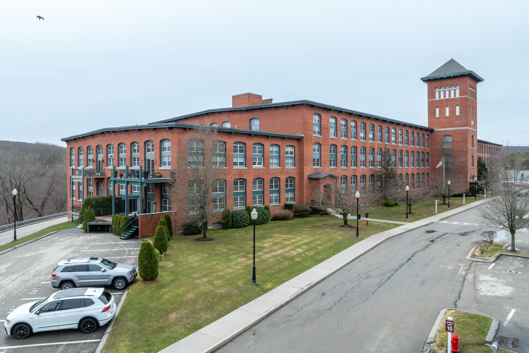 High Rocks Condominiums in North Smithfield, RI - Building Photo