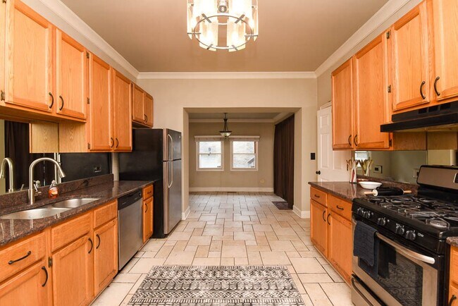 1720 N Ashland Ave, Unit M00B in Chicago, IL - Building Photo - Building Photo