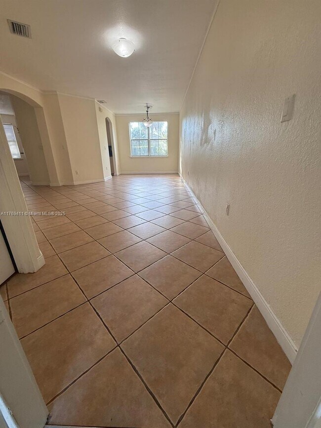 5470 NW 107th Ave, Unit 807 in Doral, FL - Building Photo - Building Photo