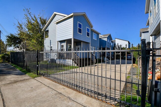 1111 Bunton St in Houston, TX - Building Photo - Building Photo