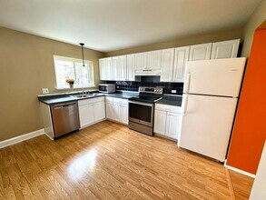 2215 Nichols Rd in Arlington Heights, IL - Building Photo - Building Photo